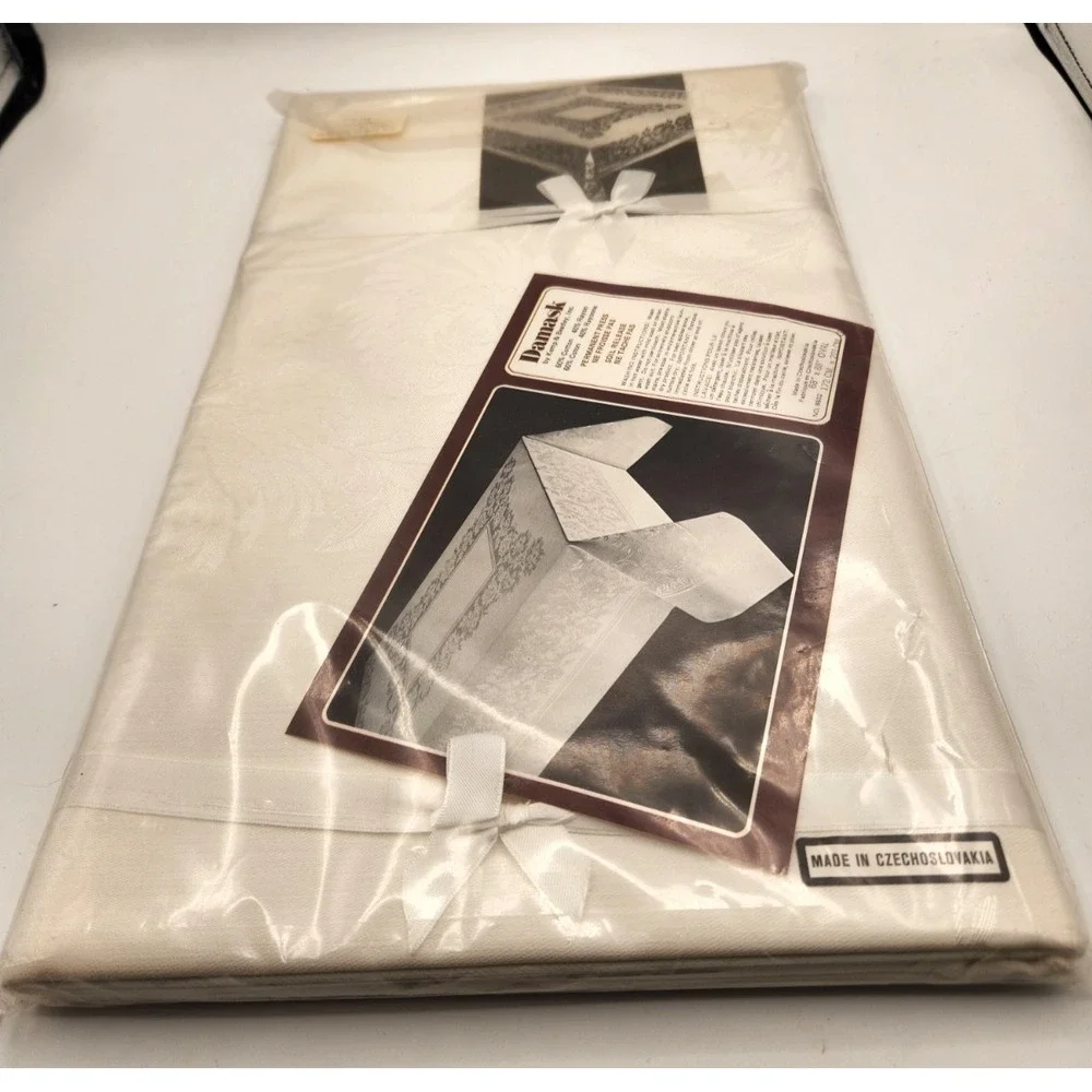 Damask 68 x 88 Oval tablecloth 60% cotton 40% rayon white Vintage New in Package